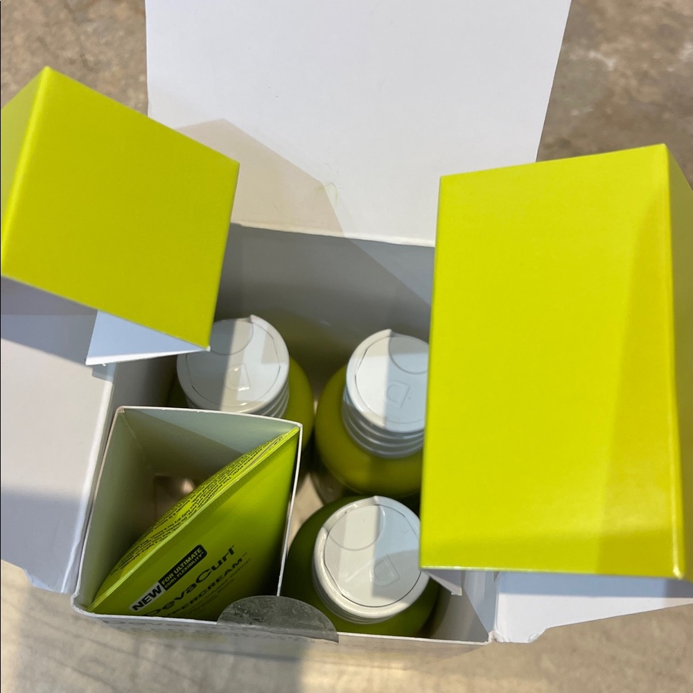 ๐ DevaCurl Essential Starter Kit - Picture 6 of 9